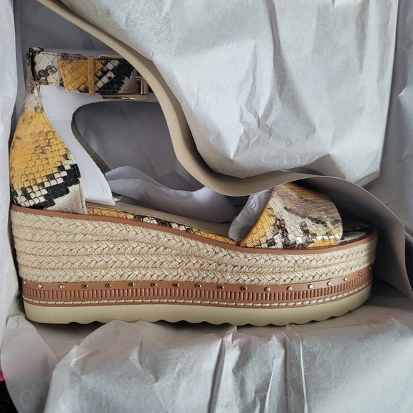 SOLD - VINCE CAMUTO Leather Wedge Summer Sandal Ladies 7.5 - Picture 2 of 16